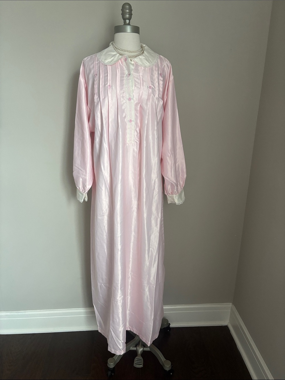 Vtg Barbizon Delicate Pink Long-Sleeve Nightgown with White Lace Collar
